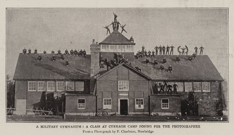 Ett militärgymnasium, en klass på Curragh Camp poserar för fotografen av English Photographer