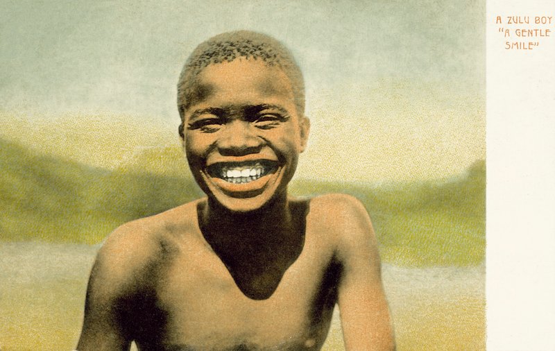 En zulupojke, ett milt leende (färgat foto) av English Photographer