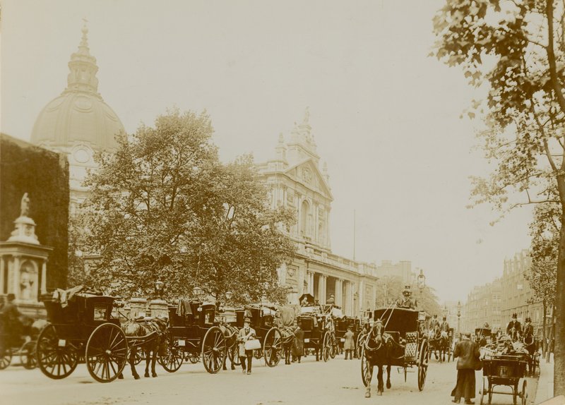 En livlig gatubild med Brompton Oratory av English Photographer