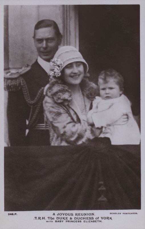 Ett glädjefullt återseende, TRH Hertigen och hertiginnan av York med babyn prinsessan Elizabeth (s/v foto) av English Photographer