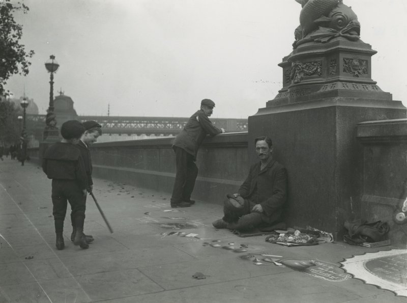 En trottoarkonstnär på banvallen av English Photographer