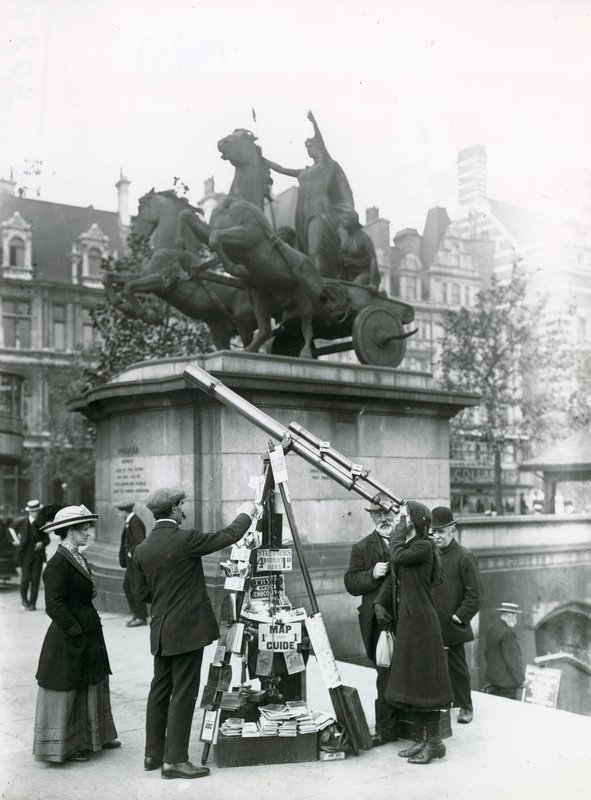 Ett teleskop för att titta på Big Ben på banvallen vid Boadicea-statyn av English Photographer