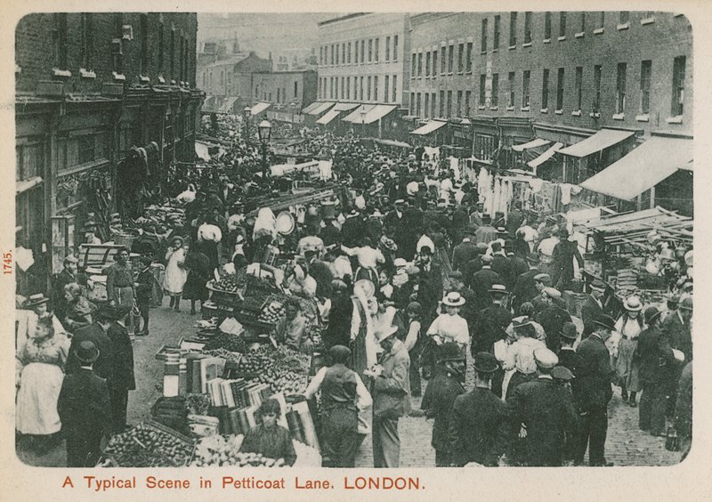 En typisk scen i Petticoat Lane, London av English Photographer