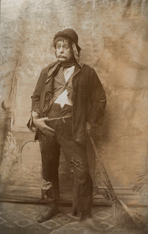 Skådespelare utklädd till gatustädare (svartvitt foto) av English Photographer