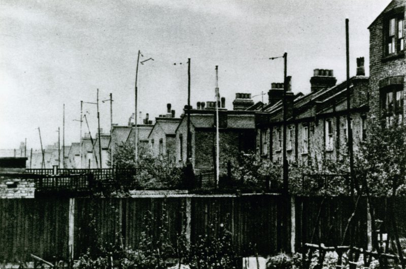 Antenner i förorts trädgårdar, 1925 av English Photographer