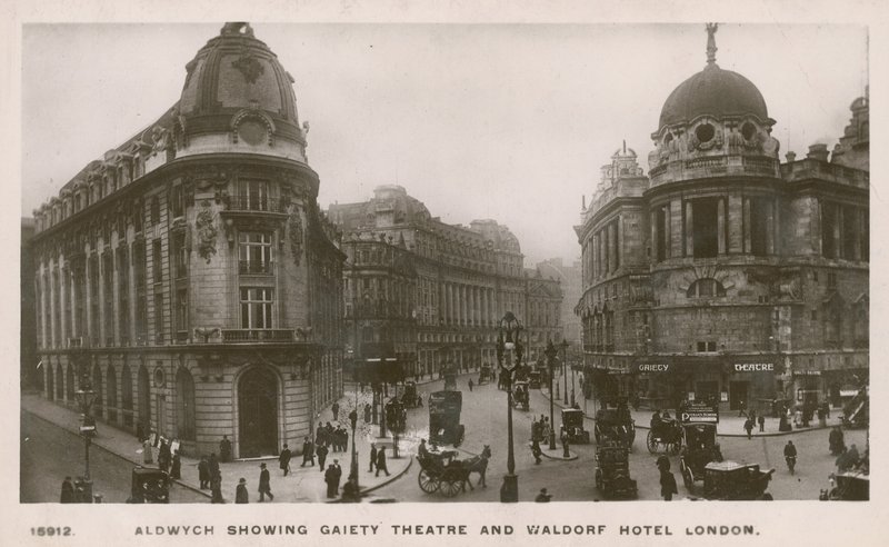 Aldwych som visar Gaiety-teatern och Waldorf Hotel av English Photographer