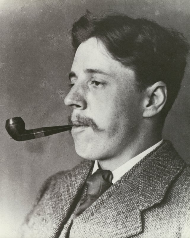 Arnold Bennett, röker pipa, porträtt (s/v foto) av English Photographer