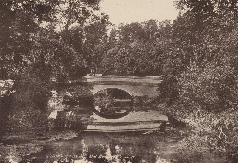 Arundel: Mill Bridge (s/v foto) av English Photographer