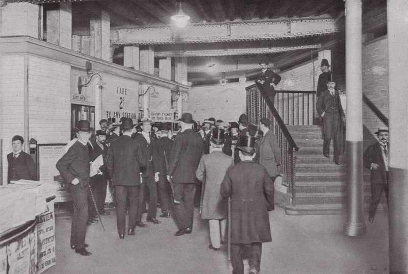 Vid Bank Station av Central London Railway, ingång av English Photographer
