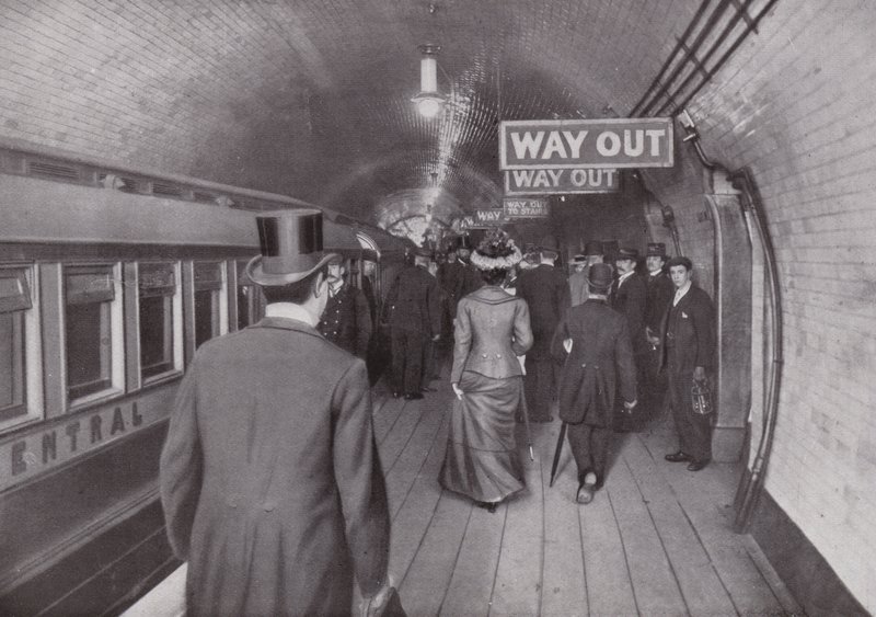 Vid bankstationen på Central London Railway, avsluta av English Photographer
