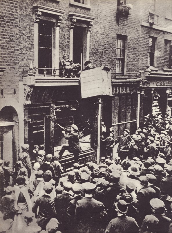 Attack mot tysk butik i London, ca 1914 av English Photographer