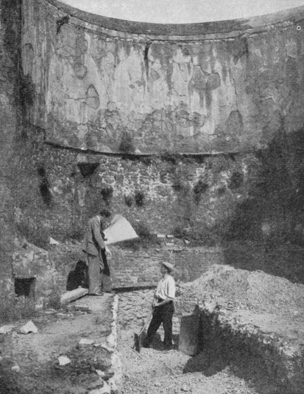 Bastion av den historiska Londonmuren, som hittades vid Cripplegate under utgrävningar efter andra världskriget (svart/vitt foto). av English Photographer