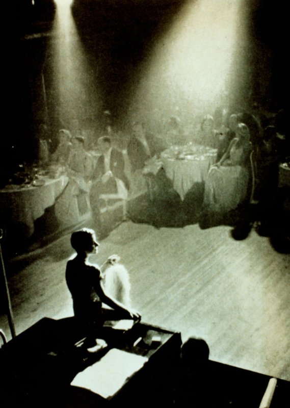 Beatrice Lillie, en revyartist på 1920-talet i rampljuset på Cafe de Paris av English Photographer