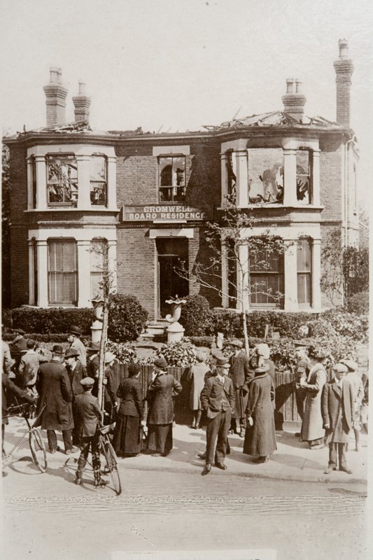 Pensionat på Cromwell Road skadades i en Zeppelin-räd på Southend, Essex av English Photographer