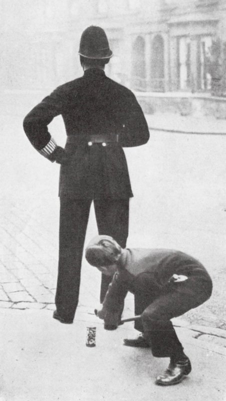 Pojke som busar med en polis (svartvitt foto) av English Photographer