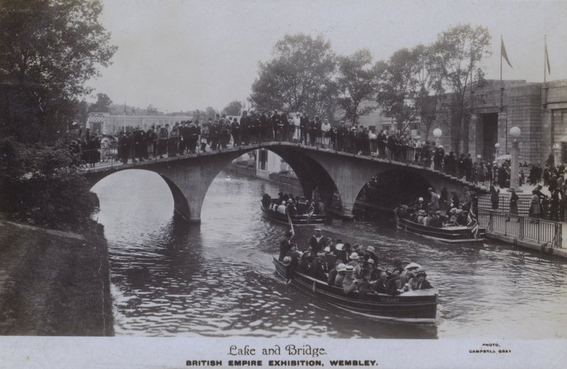 British Empire Exhibition, Wembley: Lake and Bridge (s/v foto) av English Photographer