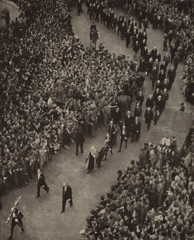 Storbritanniens premiärminister Winston Churchill och hans kabinett går till Church of St Margaret, Westminster, för en tacktjänst för befrielse från hotet om invasion av Nazityskland, 8 maj 1945 (s/v foto) av English Photographer
