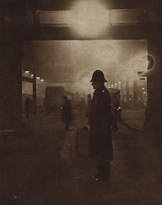 Brittisk polis på en dimmig gata (s/v foto) av English Photographer