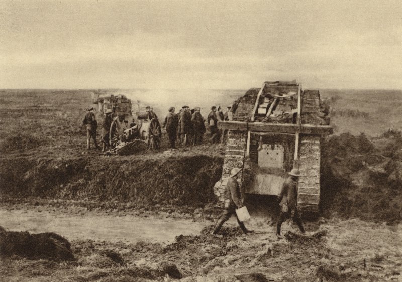 Brittisk stridsvagnsskvadron passerar artilleripositioner vid Graincourt på väg att attackera Bourlon Wood, slaget vid Cambrai, Frankrike, första världskriget, november 1917 (s/v foto) av English Photographer
