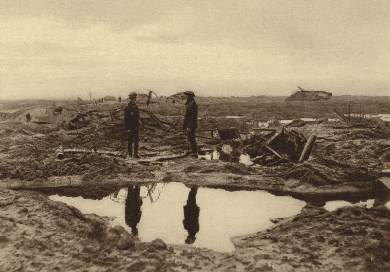 Brittiska stridsvagnar körde fast i leran innan de kunde nå de tyska linjerna vid Ypres, Belgien, första världskriget av English Photographer