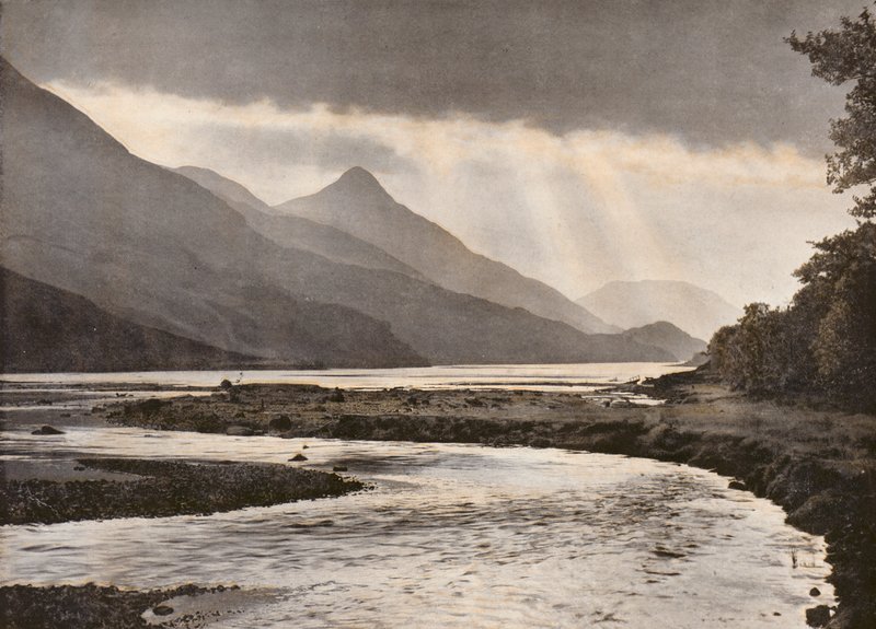 Oroväckande storm över Pap of Glencoe (färgfoto) av English Photographer