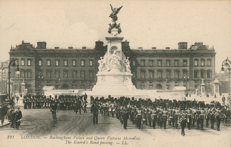 Buckingham Palace och Queen Victoria Memorial; Gardesbandet passerar av English Photographer
