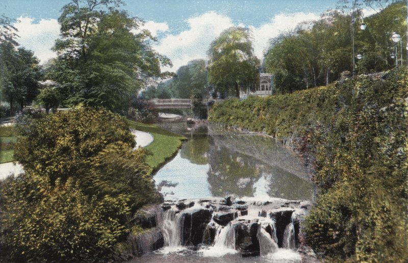 Buxton, trädgårdarna och vattenfallet av English Photographer