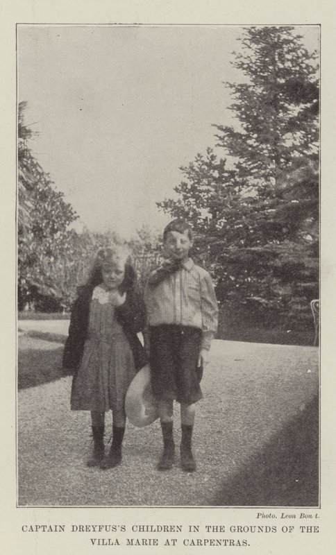 Kapten Dreyfuss barn på tomten till Villa Marie i Carpentras av English Photographer
