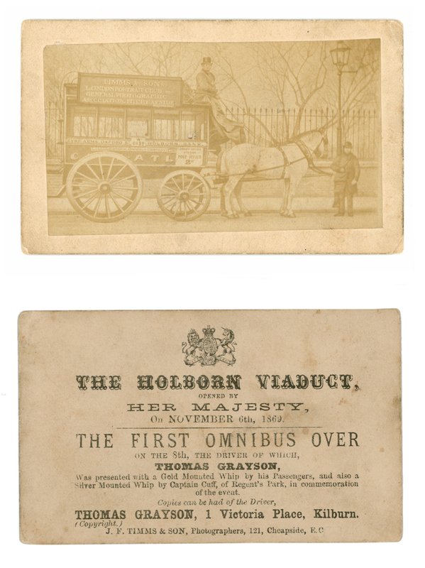Kort (fram och bak) till minne av den första omnibus som kördes över Holborn Viaduct, 6 november 1869 av English Photographer