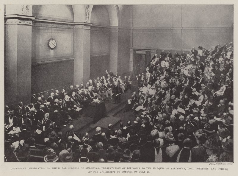 Hundraårsjubileum av Royal College of Surgeons, presentation av diplom till markisen av Salisbury, Lord Rosebery och andra, vid University of London, den 26 juli av English Photographer