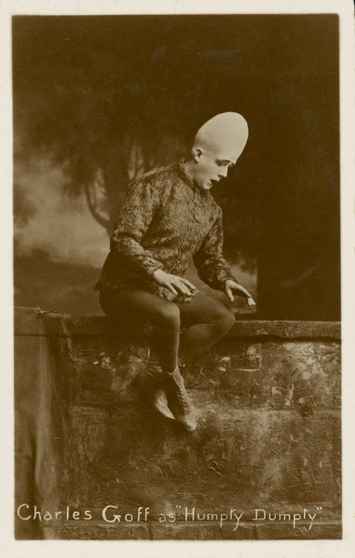 Charles Goff som Humpty Dumpty (s/v-foto) av English Photographer