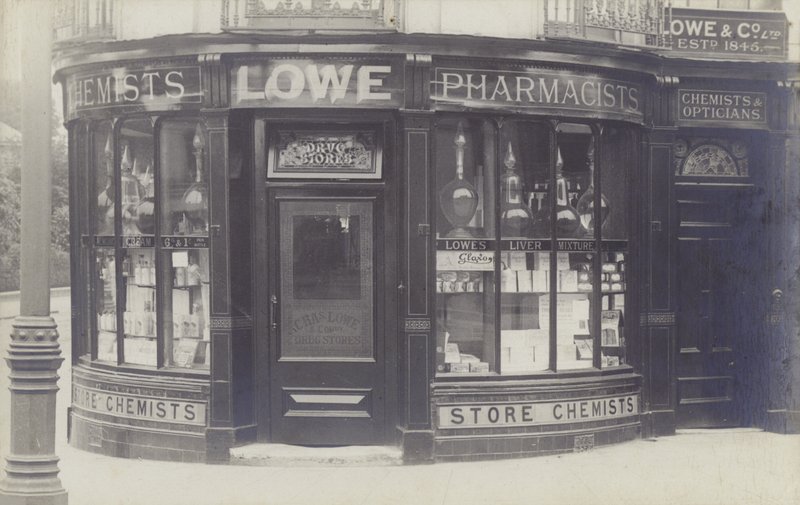 Charles Lowe & Co Drug Store, Newbury, Berkshire (s/v foto) av English Photographer