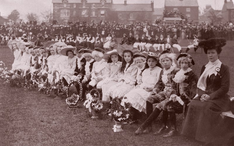 Barndeltagare i utklädningstävling, ca 1910 (svartvit fotograf) av English Photographer