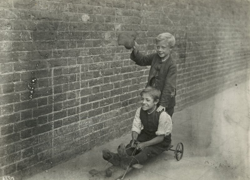 Barnfattigdom, London av English Photographer