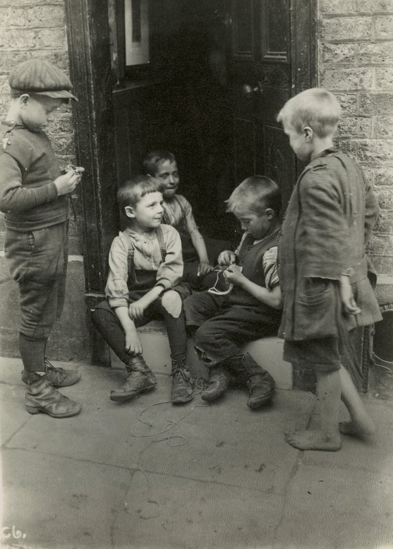 Barnfattigdom, London av English Photographer