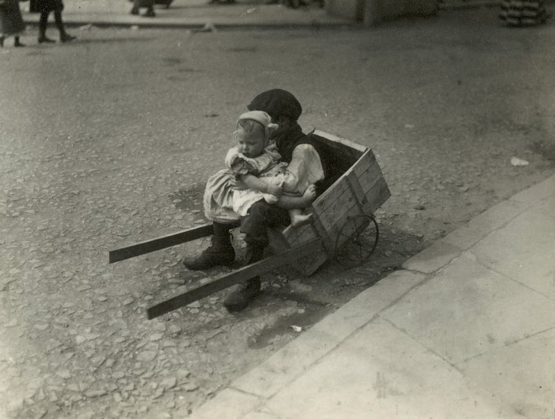 Barnfattigdom, London av English Photographer