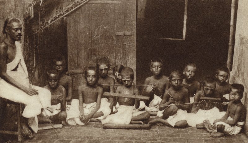 Barn och deras lärare i en skola i Indien (s/v foto) av English Photographer