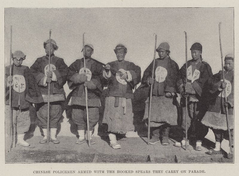 Kinesiska poliser beväpnade med Hooked Spears de bär på paraden av English Photographer