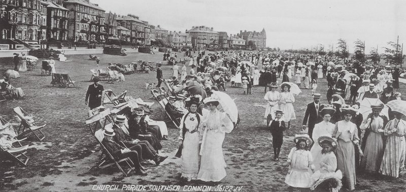 Church Parade, Southsea Common (svartvitt foto) av English Photographer