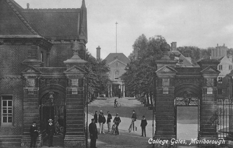 College Gates, Marlborough College, Wiltshire (s/v foto) av English Photographer