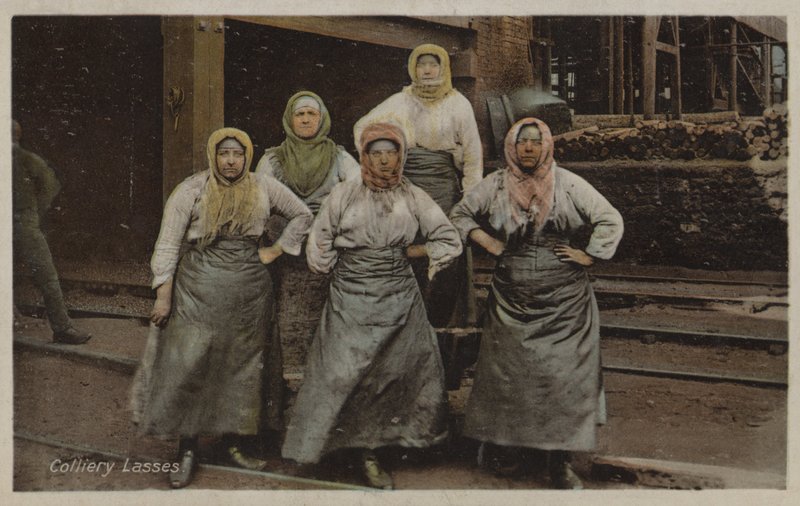 Colliery Lasses (färgfoto) av English Photographer