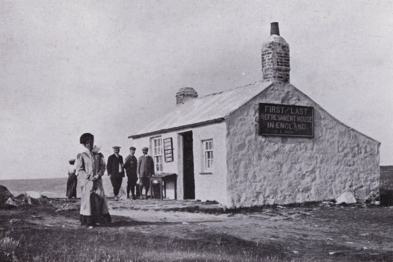 Cornwall: First and Last House, Lands End (s/v foto) av English Photographer