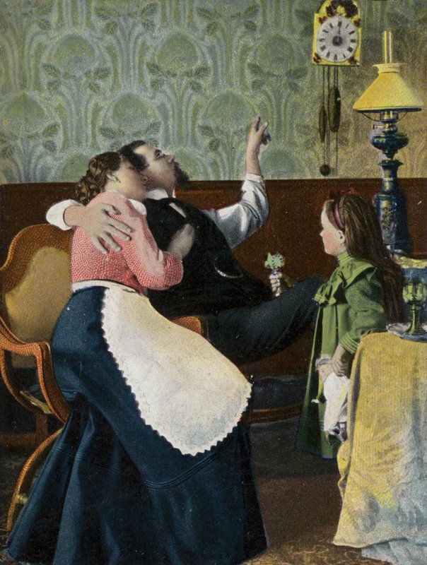Par tittar på tiden med sitt lilla barn (chromolitho) av English Photographer
