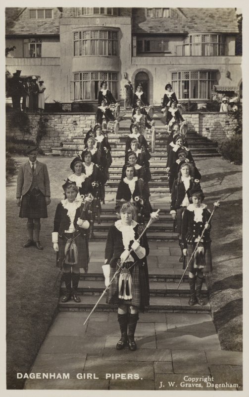Dagenham Girl Pipers, Essex (s/v foto) av English Photographer