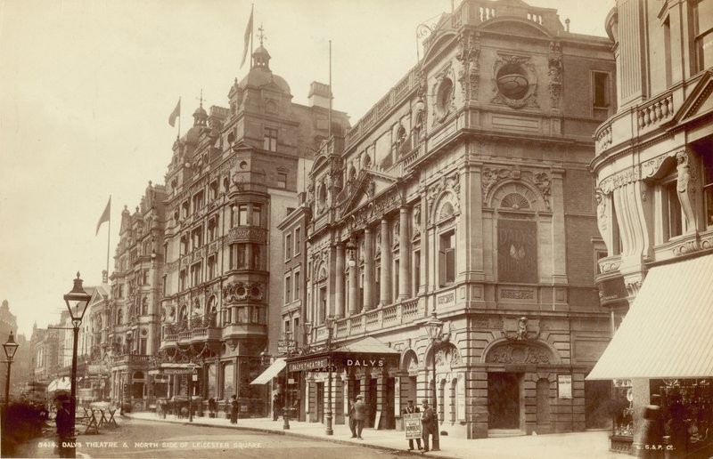 Dalys Theatre och norra sidan av Leicester Square, London av English Photographer