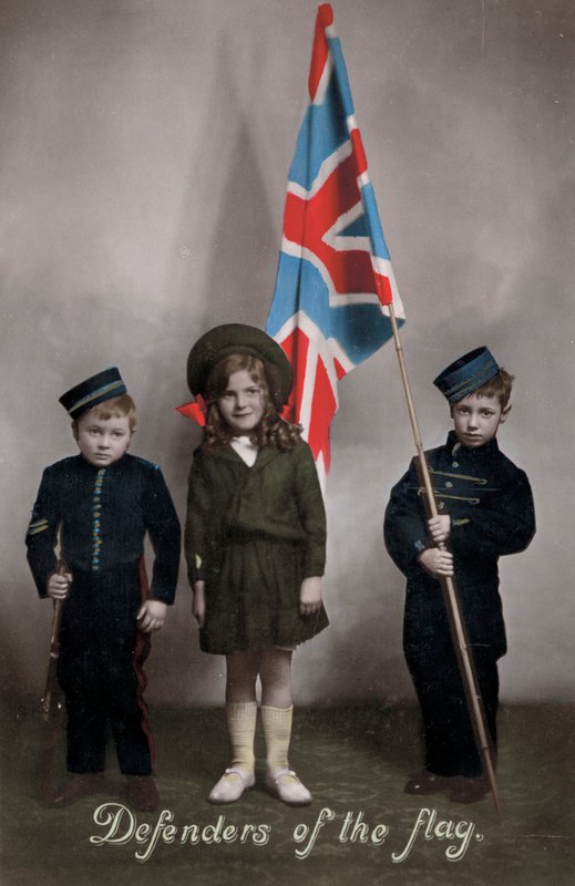 Defenders of the Flag, tre barn i uniform med Union Jack (foto) av English Photographer