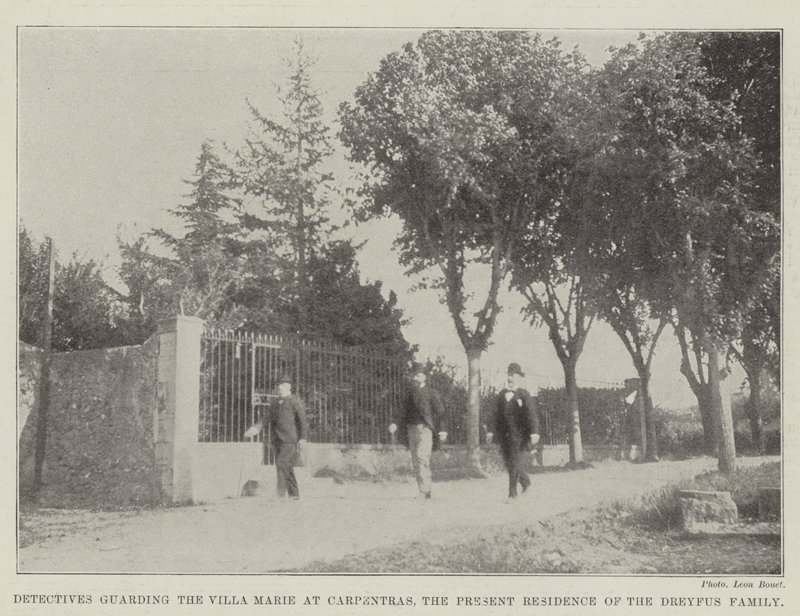 Detektiver som vaktar Villa Marie i Carpentras, Dreyfus-familjens nuvarande bostad av English Photographer