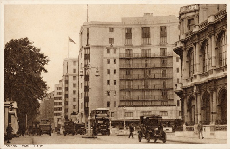 Dorchester Hotel, Park Lane, London (s/v foto) av English Photographer