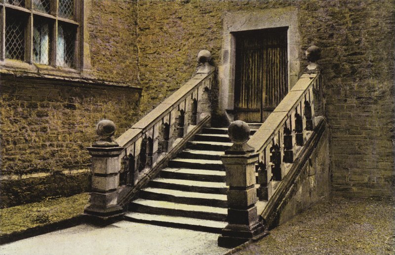 Dorothy Vernons Steps and Door, Haddon Hall av English Photographer