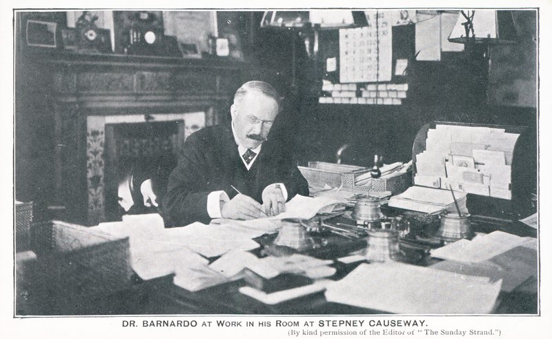 Dr Barnardo på jobbet i sitt rum på Stepney Causeway av English Photographer